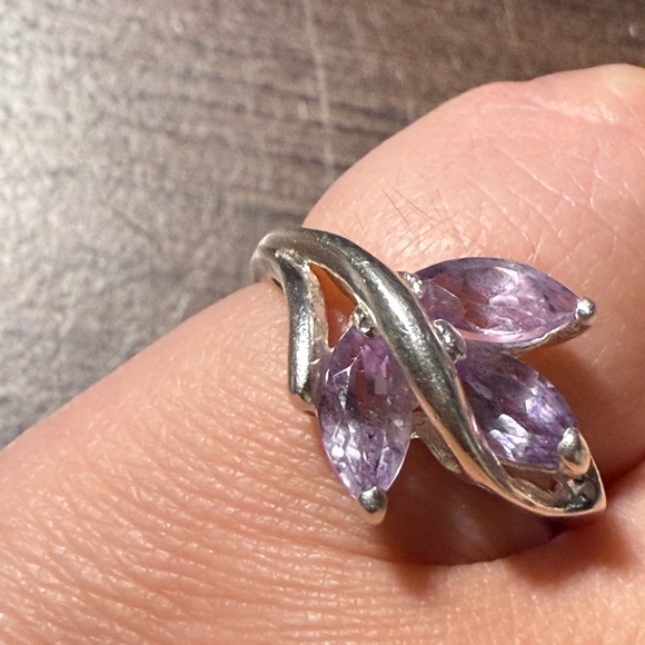 Elegant Silver and Purple Leaf Ring Size 7 - Picture 7 of 8